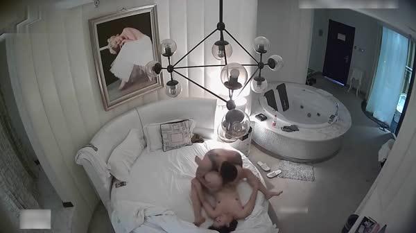 年轻漂亮的美女和自称很厉害的中年网友酒店约啪-说-我要-不许射啊,才18分钟-还吹牛1小时